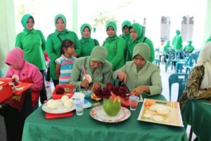 istri-Istri Tentara mengukir buah dalam rangkaian HUT Persit ke 71 tahun 2017. FOTO : ROBY SINAGA
