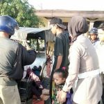Kasat lantan polresta Langsa (berhijab) saat melakukan pertolongan kepada korban yang mengalami Laka. FOTO : ROBY SINAGA
