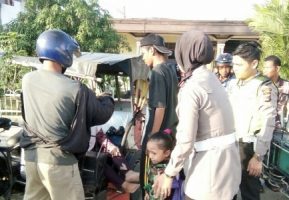 Kasat lantan polresta Langsa (berhijab) saat melakukan pertolongan kepada korban yang mengalami Laka. FOTO : ROBY SINAGA