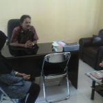 Kepala Desa Daulat Zainuddin B.Sc di dampingi kaur Keungan desa dan bendahara Desa saat ditemui di kantornya. FOTO : ROBY SINAGA