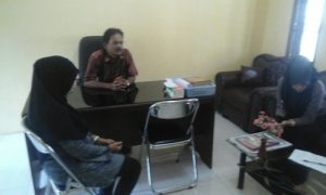 Kepala Desa Daulat Zainuddin B.Sc di dampingi kaur Keungan desa dan bendahara Desa saat ditemui di kantornya. FOTO : ROBY SINAGA