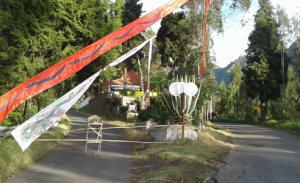 Jalur jalan menuju Desa Ngadas kecamatan Sukapura Kabupaten Probolinggo di tutup khusus untuk lajur kiri. Penututpan satu jalur tersebut terkait adanya perayaan hari raya Nyepi. FOTO : ASL