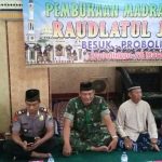 Batituud Koramil 0820/14 Besuk Pelda Sudarsono Bersama Kapolsek dan Ustad saat menghadiri peresmian Madrasyah. FOTO : AHMAD SUGENG LAKSONO