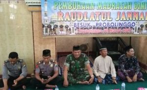 Batituud Koramil 0820/14 Besuk Pelda Sudarsono Bersama Kapolsek dan Ustad saat menghadiri peresmian Madrasyah. FOTO : AHMAD SUGENG LAKSONO