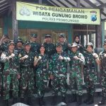 Panglima Divisi 2 Kostrad foto bersama anggota di posko pengamanan wisata gunung bromo saat berkunjung siang tadi. FOTO : AHMAD SUGENG LAKSONO