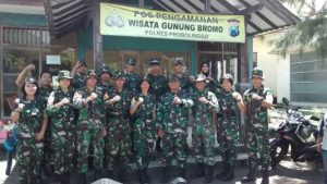 Panglima Divisi 2 Kostrad foto bersama anggota di posko pengamanan wisata gunung bromo saat berkunjung siang tadi. FOTO : AHMAD SUGENG LAKSONO