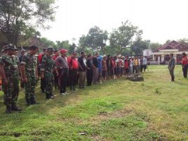 Apel pasukan sebelum pelaksanaan bhkati karya gotong royong di kecamatan Tongas. FOTO : AHMAD SUGENG LAKSONO