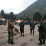 Pejabat Mabes TNI AD bersama pejabat Korem dan dandim Probolinggo saat di lokasi wisata Bromo. FOTO : ASL