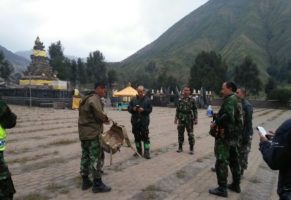Pejabat Mabes TNI AD bersama pejabat Korem dan dandim Probolinggo saat di lokasi wisata Bromo. FOTO : ASL