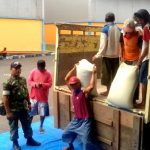 Pengawalan ke gudang Bulog klasemen Kec Gending oleh anggota TNI AD dari Babinsa. FOTO : AHMAD SUGENG LAKSONO