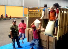 Pengawalan ke gudang Bulog klasemen Kec Gending oleh anggota TNI AD dari Babinsa. FOTO : AHMAD SUGENG LAKSONO