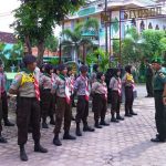 Danramil 0820/14 Besuk Kapten Arh Jahuri dalam memberikan pengarahan kepada anggota Pramuka. FOTO : AHMAD SUGENG LAKSONO