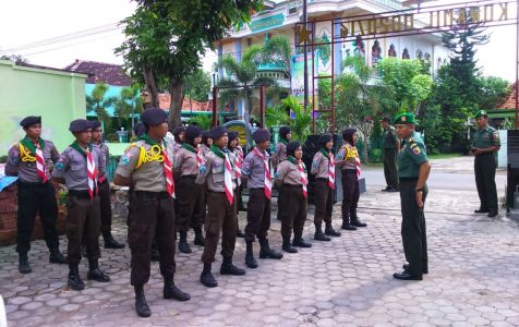 Danramil 0820/14 Besuk Kapten Arh Jahuri dalam memberikan pengarahan kepada anggota Pramuka. FOTO : AHMAD SUGENG LAKSONO