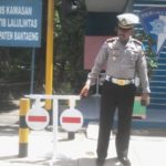 Kasat Lantas Polres bantaeng AKP Tamrin saat menunjukkan lokasi rencana pembangunan Pos layanan terpadu. FOTO : SYAMSUDDIN