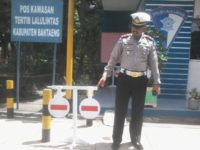 Kasat Lantas Polres bantaeng AKP Tamrin saat menunjukkan lokasi rencana pembangunan Pos layanan terpadu. FOTO : SYAMSUDDIN
