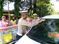 Kasat lantas Polres Bantaeng AKP Muh Tamrin saat memasang stiker Kamseltibcar di salah satu mobil warga. FOTO : SYAMSUDDIN