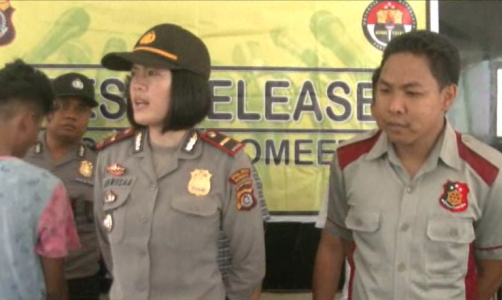 Kapolsek Ranomeeto Ipda Annisa saat memberikan keterangan pers terkait penangkapan pencuri spesiali di siang hari. FOTO : FT