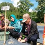 Bupati Koltim Tony Herbiansyah di dampingi Wakil Ketua DPRD Koltim dan Ketua Tim PKK menggelar penanaman cabao di Desa Wasole Kecamatan Laloae. FOTO : JUSRAN