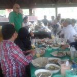 General Manager PT Virtue Dragon Rudi rusmadi (berdiri-red) bersama wartawan makan siang bersama. FOTO : ODEK
