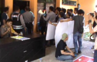 Aksi Unjuk Rasa Pelanggaran Pilkada di Kantor Bawaslu Sultra Ricuh