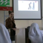 Guru Asing dari Amerika saat memberikan pelatihan ujian Nasional di Madrasyah Aliyah Negeri 1 Kendari. FOTO : FT