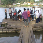 Jembatan Titian yang digunakan warga Lalonggaluku untuk menyebrangi sungai menuju Bondoala. FOTO : FT