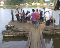 Sudah 20 Tahun Jembatan Putus, Warga Menyebrang Naik Rakit&nbsp;