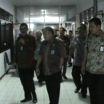Staf Ahli Bidang Reformasi Birokrasi Ma,mun saat melakukan pengecekaan pelayanan online di kantor Imigrasi Kelas I kendari. FOTO : FT