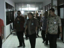 Staf Ahli Bidang Reformasi Birokrasi Ma,mun saat melakukan pengecekaan pelayanan online di kantor Imigrasi Kelas I kendari. FOTO : FT