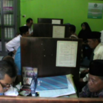 Calon Jama,ah haji asal Kota Kendari saat melakukan pengurusan administrasi keberangkatan haji tahun 2017 di Kantor Kemendepag Kota kendari. FOTO : DOK