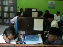 Calon Jama,ah haji asal Kota Kendari saat melakukan pengurusan administrasi keberangkatan haji tahun 2017 di Kantor Kemendepag Kota kendari. FOTO : DOK