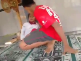 Aksi "Skip Challenge" yang dilakukan oleh anak-anak yang dapat membahakan jiwa sesorang. FOTO : AHMAD SUGENG LAKSONO