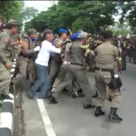 Puluhan anggota satpol PP Sultra mengeroyok seorang pengendara motor yang masih di bawah umur. FOTO : FT
