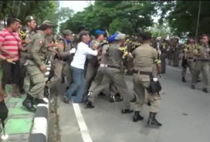 Puluhan anggota satpol PP Sultra mengeroyok seorang pengendara motor yang masih di bawah umur. FOTO : FT