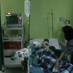 salah satu dari tiga korban ledakan mesin PLTU PLN Nii Tanasa mendapat perawatan intensif di RSUD Kota Kendari,. FOTO : FT