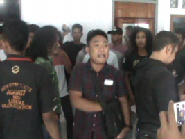 Aksi Unjuk Rasa PHL di kantor kemenag Sultra terkait PHL yang dipihak ketigakan berakhir ribut. FOTO : FT