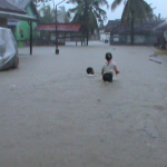 Hujan yang turun deras di wilayah metro kendari membuat sejumlah rumah warga dan fasilitas umum serta jalan umum terendam banjir. FOTO : FT