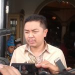 Adriatma Dwi Putra saat memberikan keterangan pers di hadapan sejumlah awak media. FOTO : HERMAN