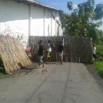 di jalan jembangan RT 2 RW 9 Pabelan Kecamatan kartosuro, Kabupaten Sukoharjo ini di tutup oleh warga dikarenakan sering adanya warga ytang membuang sampah. FOTO ; AGUNG NUGROHO