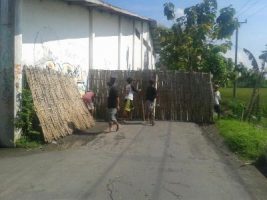 di jalan jembangan RT 2 RW 9 Pabelan Kecamatan kartosuro, Kabupaten Sukoharjo ini di tutup oleh warga dikarenakan sering adanya warga ytang membuang sampah. FOTO ; AGUNG NUGROHO
