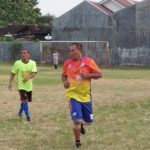 Bupati Karanganyar Yuliatmoko saat bermain sepak bola bersama pemerintah kecamatan Colomadu. FOTO : AGUNG NUGIE