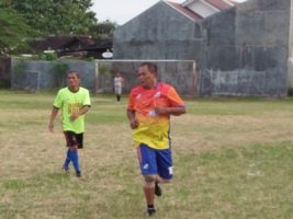 Jalin Silaturahmi Dengan &nbsp;Masyarakat, Bupati Bermain Bola