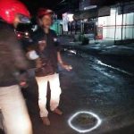 Aksi kemanusian Komunitas ICS dengan melakukan pengetan atai menandai jalan berlubang dengan Cat warna putih. FOTO : AGUNG NUGROHO