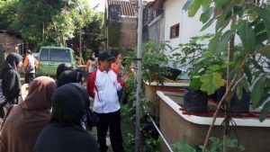 Lurah Ngadirejo Tri Wahyudi saat memberikan pengarahan kepada rombongan studi banding. FOTO : AGHUNG NUGROHO