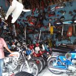 Marwan dengan latar Koleksi Motor jadul atau motor tuanya. FOTO ; AGUNG NUGROHO