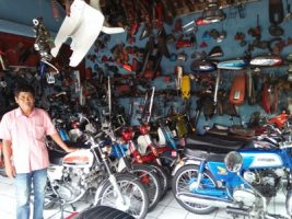 Marwan dengan latar Koleksi Motor jadul atau motor tuanya. FOTO ; AGUNG NUGROHO
