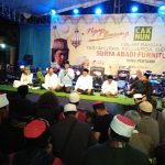 MH. Ainun Najib atau biasa di panggil Cak Nun saat memberikan Tausyah di acara Tasyakuran keluarga besar Surya Abadi Furniture. FOTO : AGUNG NUGROHO