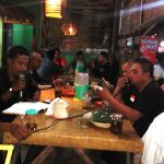 sesama Komunitas Onthel di Kartasura menikmati Wedangan Onthel ala Mas Jhon. FOTO ; AGUNG NUGROHO