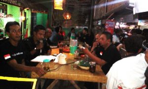 sesama Komunitas Onthel di Kartasura menikmati Wedangan Onthel ala Mas Jhon. FOTO ; AGUNG NUGROHO