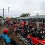 tak ada tempat, di samping rel keretapun jadi di gelar tempat hiburan anak-anak. FOTO : AGUNG NUGROHO